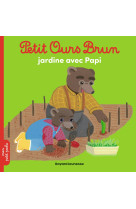 Petit ours brun jardine avec papi